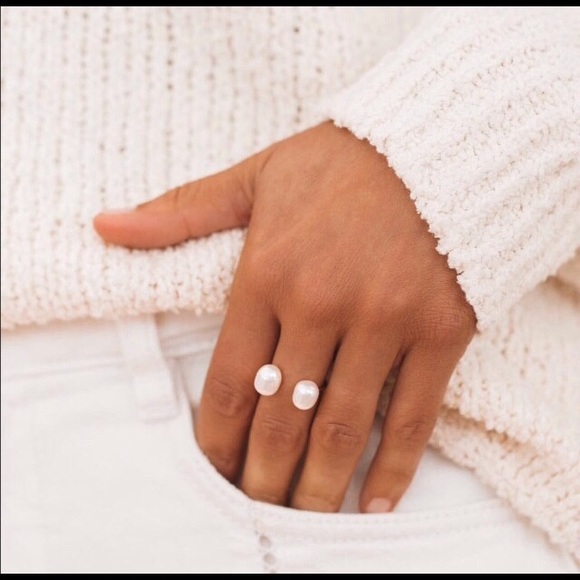 Erth X “Tu Y Yo” Double Pearl Ring - Picture 3 of 5